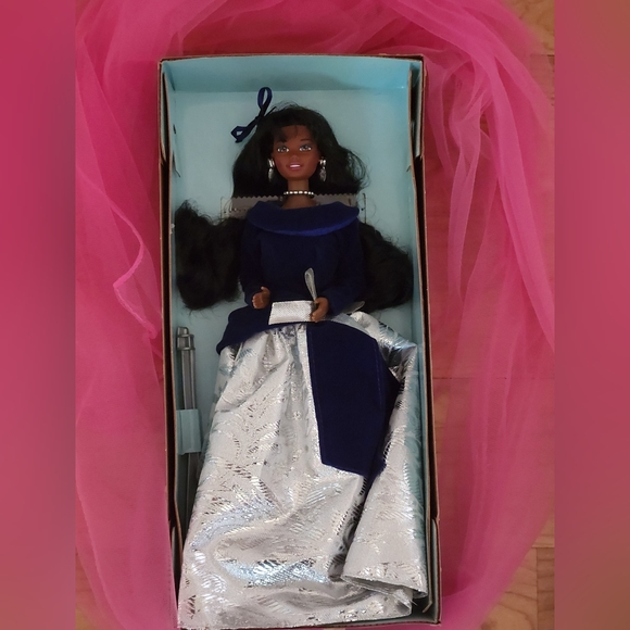 1995 Avon winter velvet barbie - Picture 2 of 3